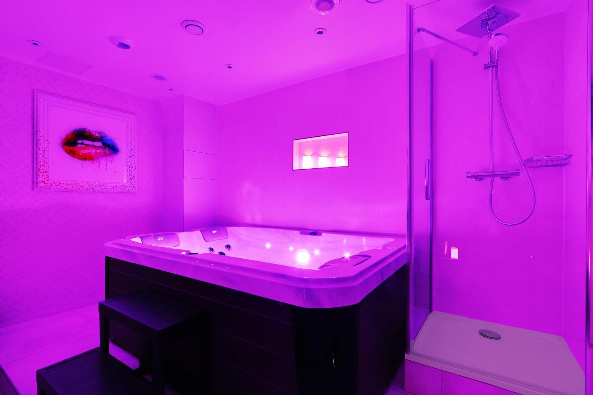 Intimate Apartment With Air Conditioner & Jacuzzi 2Br 6P Montmartre París Exterior foto