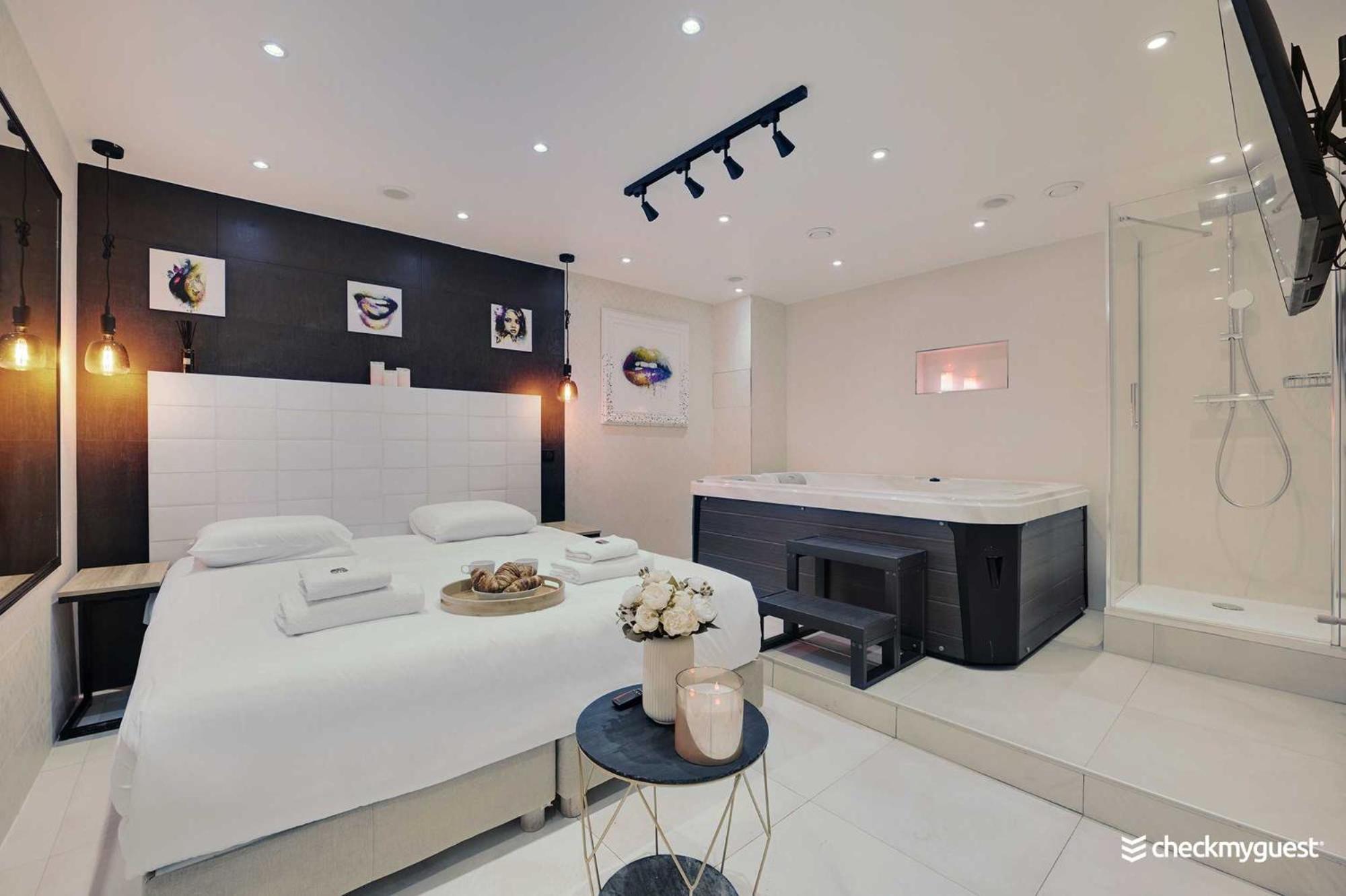 Intimate Apartment With Air Conditioner & Jacuzzi 2Br 6P Montmartre París Exterior foto