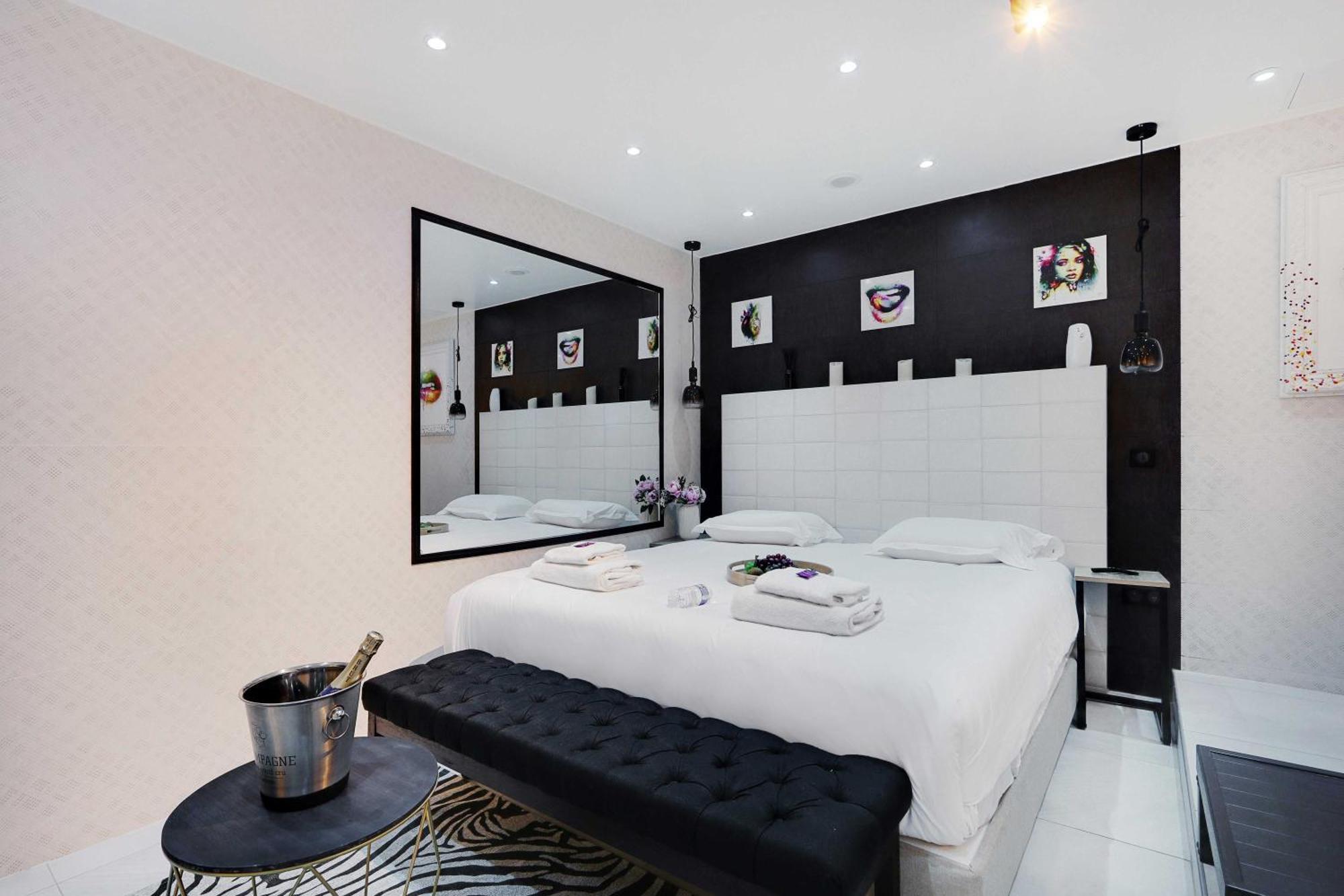 Intimate Apartment With Air Conditioner & Jacuzzi 2Br 6P Montmartre París Exterior foto